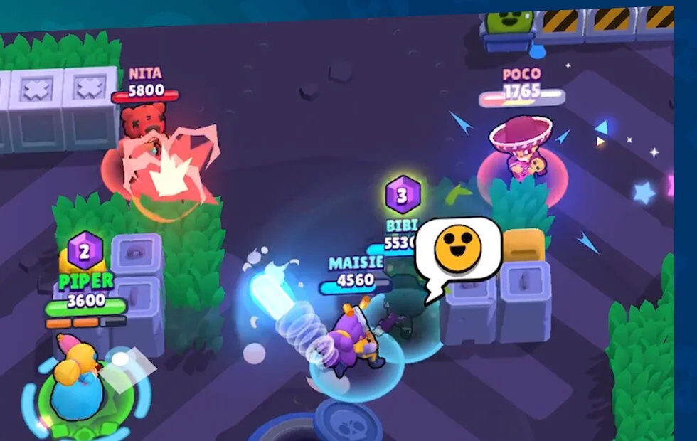 Бой 3 на 3 в Brawl Stars: две команды бойцов на арене с кустами и укрытиями