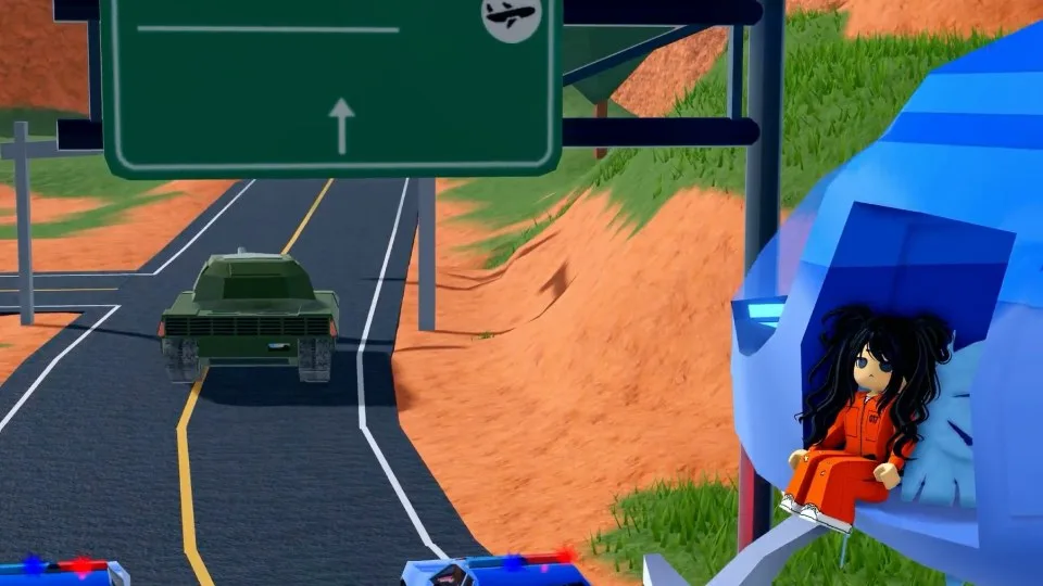 Погоня в Roblox Jailbreak: танк и полицейские машины на шоссе, персонаж в оранжевой робе у вертолёта