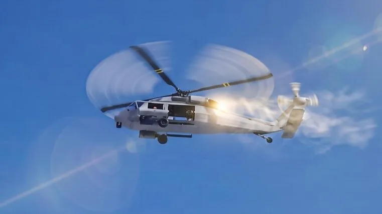 Военный вертолёт Oxide: Survival Island в синем небе с бликом солнца на корпусе